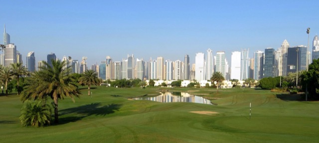 Golfplatz vor der Dubai Skyline.
