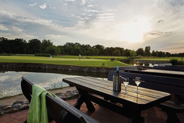 Idyllisch gelegen: Golfhotel Treudelberg Clubhouse mit Blick aufs Grün.