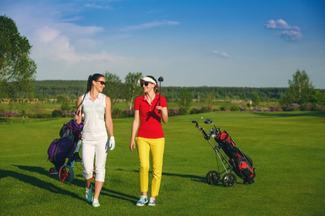 Unifarben oder gewagte Farb-Kombination: Zwei Golferinnen, zwei Styles. 