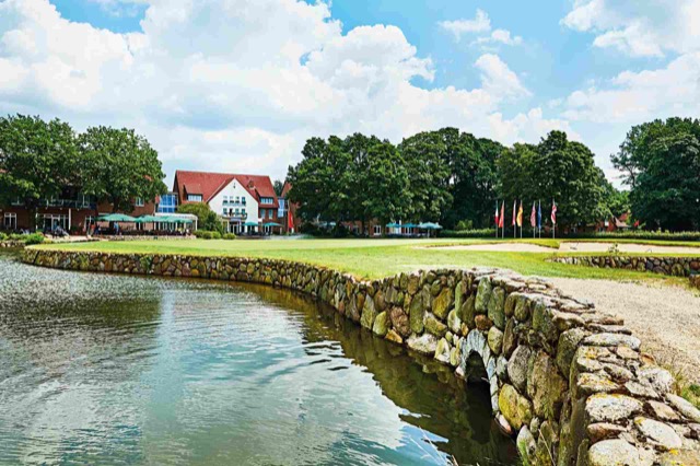 Blick vom Golfplatz auf das Hotel Treudelberg.