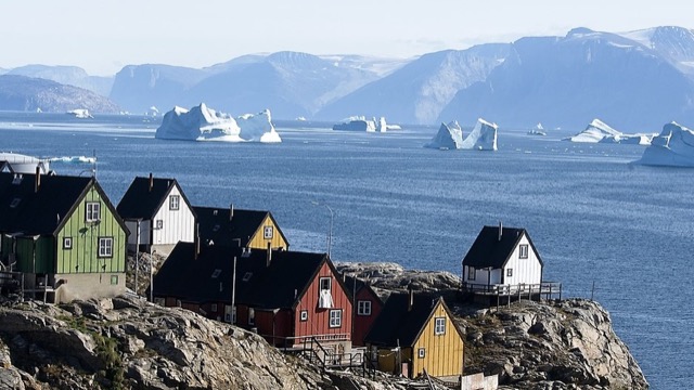 Wer auf dem nördlichsten Golfplatz der Welt bei Uummannaq auf Grönland golft, muss sich warm anziehen. 